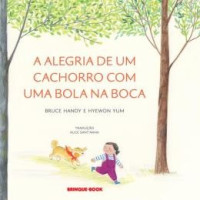 A alegria de um cachorro com uma bola na boca 