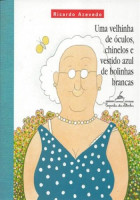 Velhinha de óculos, chinelos e vestido azul de bolinhas bran 